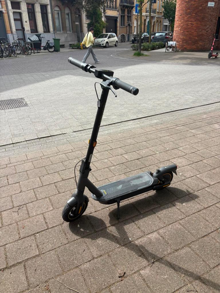 Ninebot G2 - 360 km - Inclusief lader en cijferslot., Fietsen en Brommers, Steps, Ophalen of Verzenden, Zo goed als nieuw, Elektrische step (E-scooter)