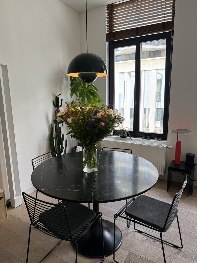 Table à manger ronde Tulip en marbre noir — Overstock, Maison & Meubles, Cinq personnes ou plus, Rond, Métal, Comme neuf