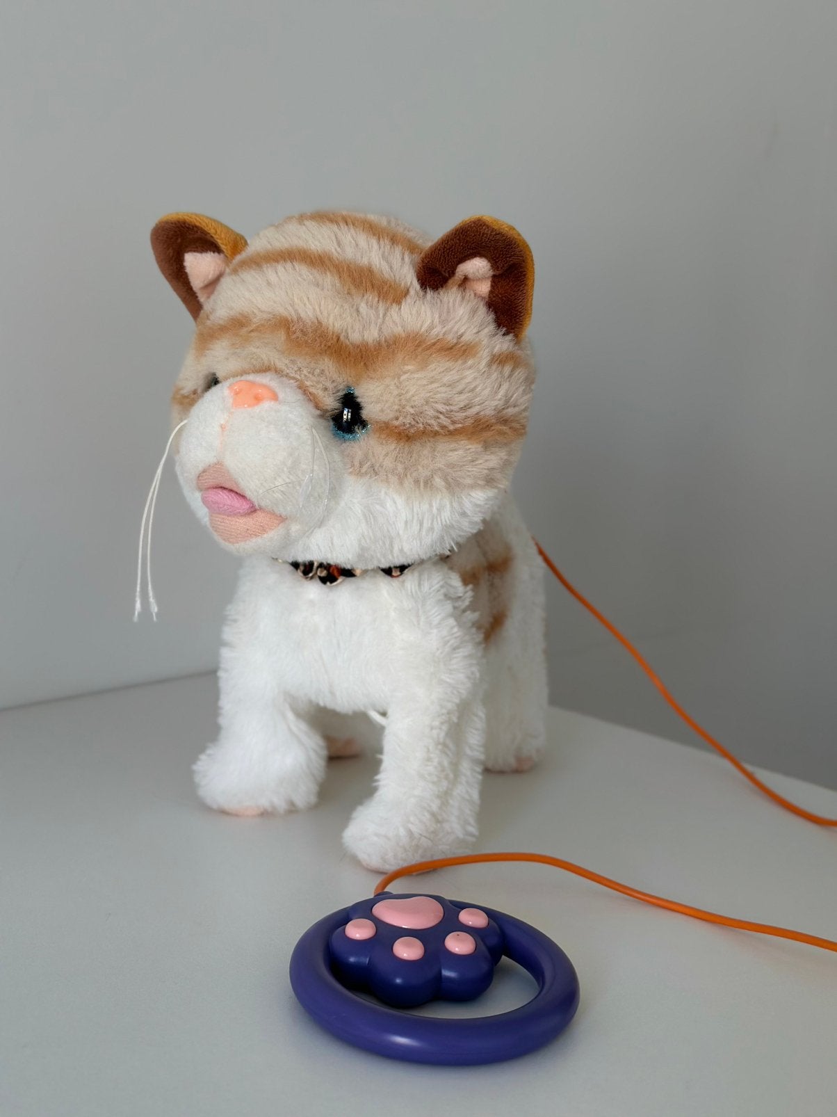 Interactief knuffelkatje met riem (lopen, miauwen), Ophalen, Zo goed als nieuw, Kat, Interactief