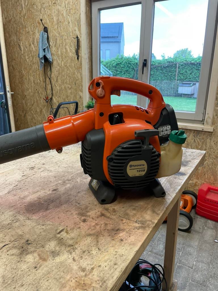 Husqvarna 125B, Ophalen, Zo goed als nieuw, Benzine, Handgedragen