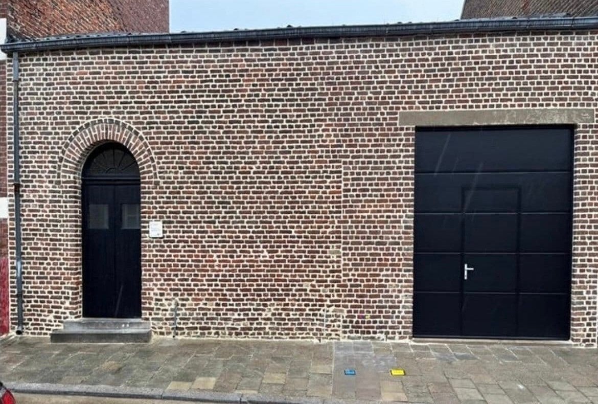 Ruime loods / opslagruimte / schuur 236m2 TE HUUR