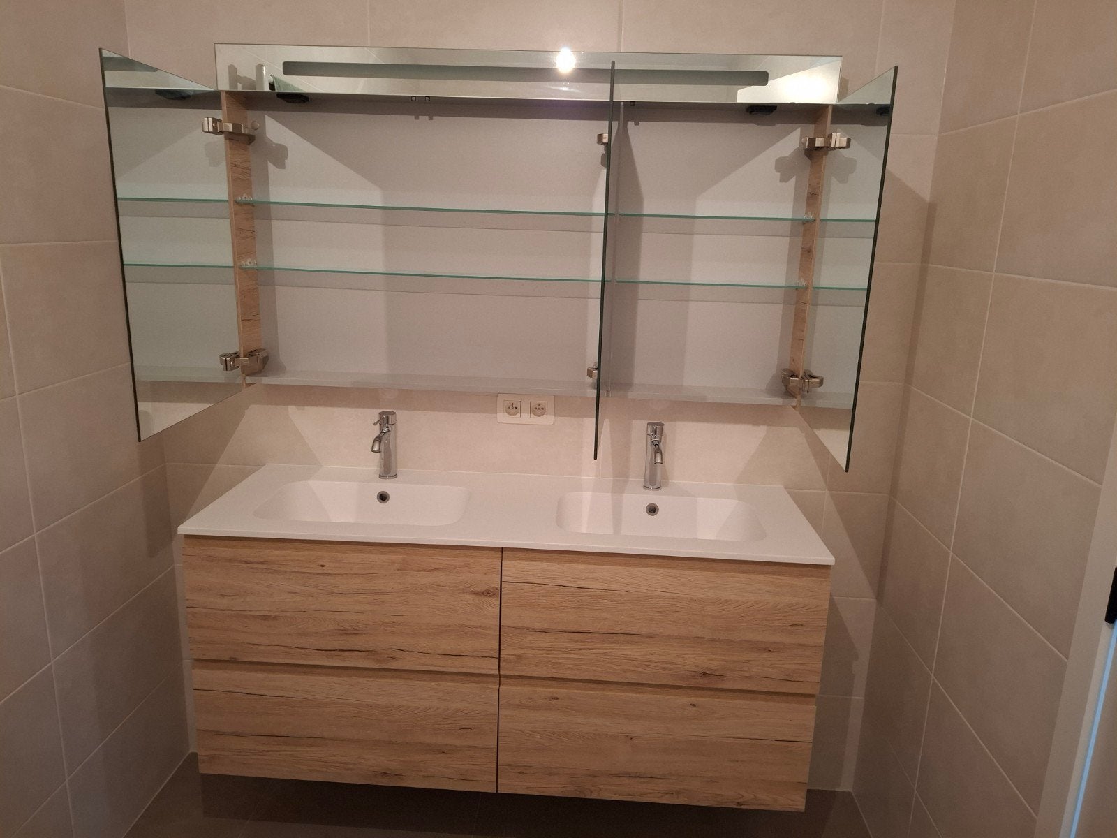 Lavabo met spiegelkast. 1,5 jaar oud nieuw €2000, Enlèvement, Armoire à miroir
