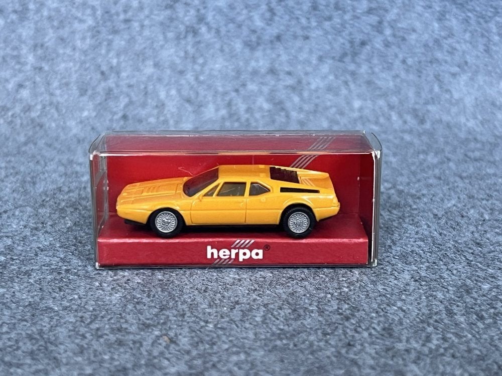BMW E26 M1 donkergeel / licht oranje Herpa 1:87 OVP, Hobby en Vrije tijd, Modelauto's | 1:87, Ophalen of Verzenden, Gebruikt, Auto