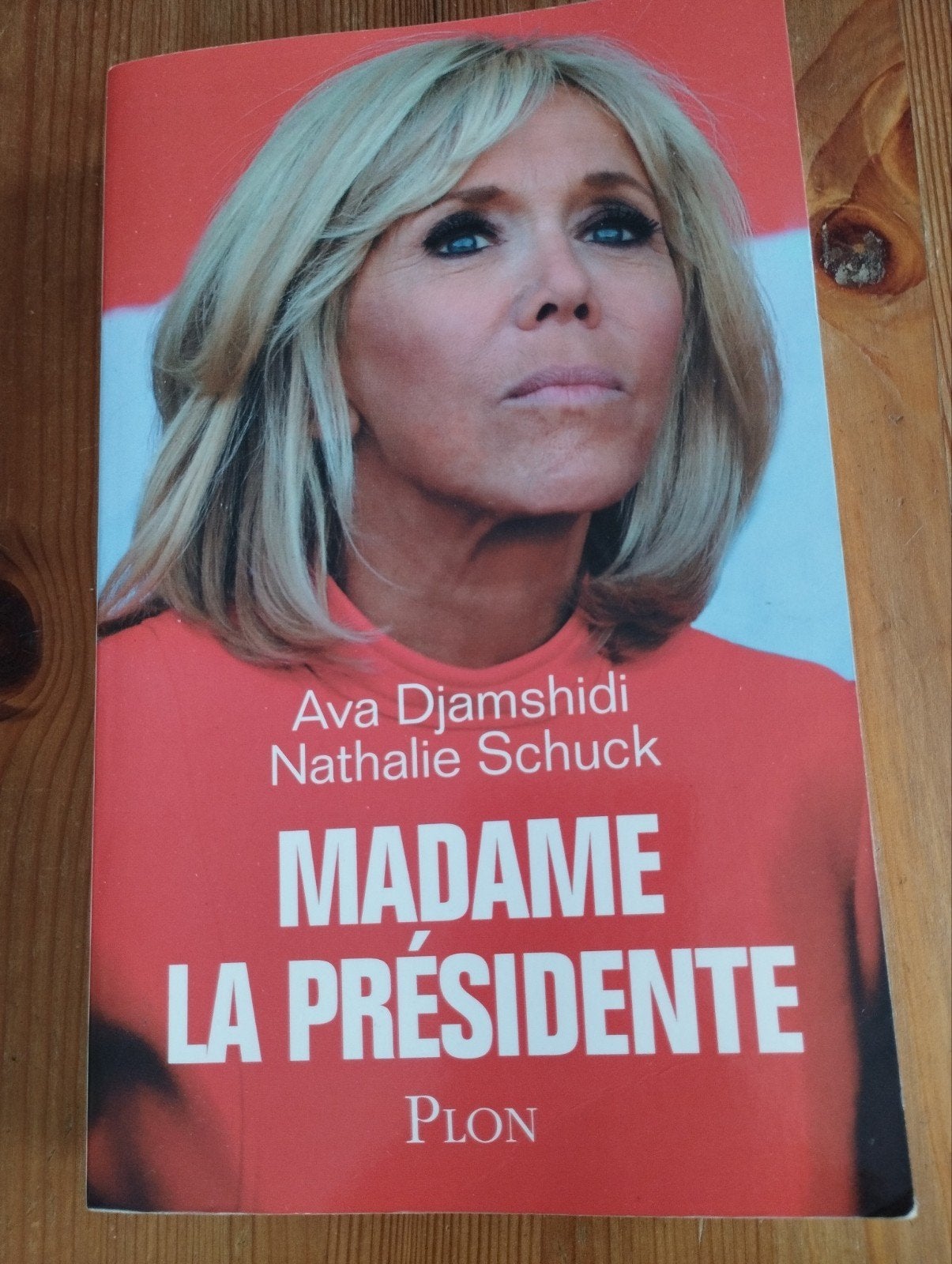 Madame la Présidente Brigitte Macron, Enlèvement ou Envoi