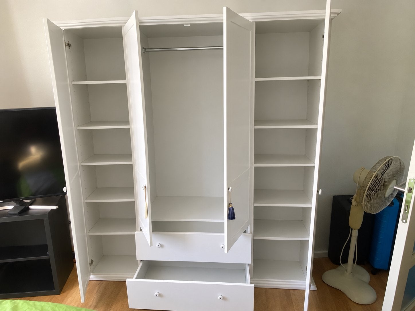 Witte grote kledingkast Jysk, Huis en Inrichting, Ophalen, Zo goed als nieuw