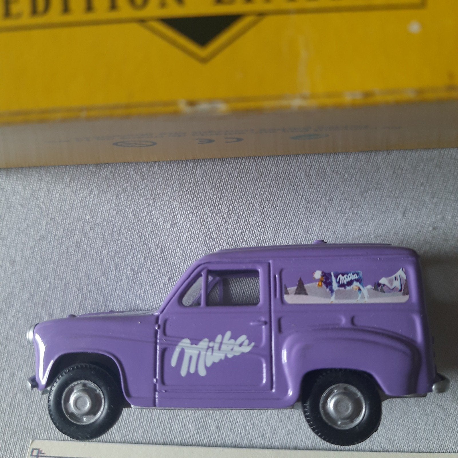 CORGI *ca 1:55* AUSTIN A35 MILKA*VINTAGE*MIB* avec certifica, Enlèvement, Neuf, Bus ou Camion, Corgi