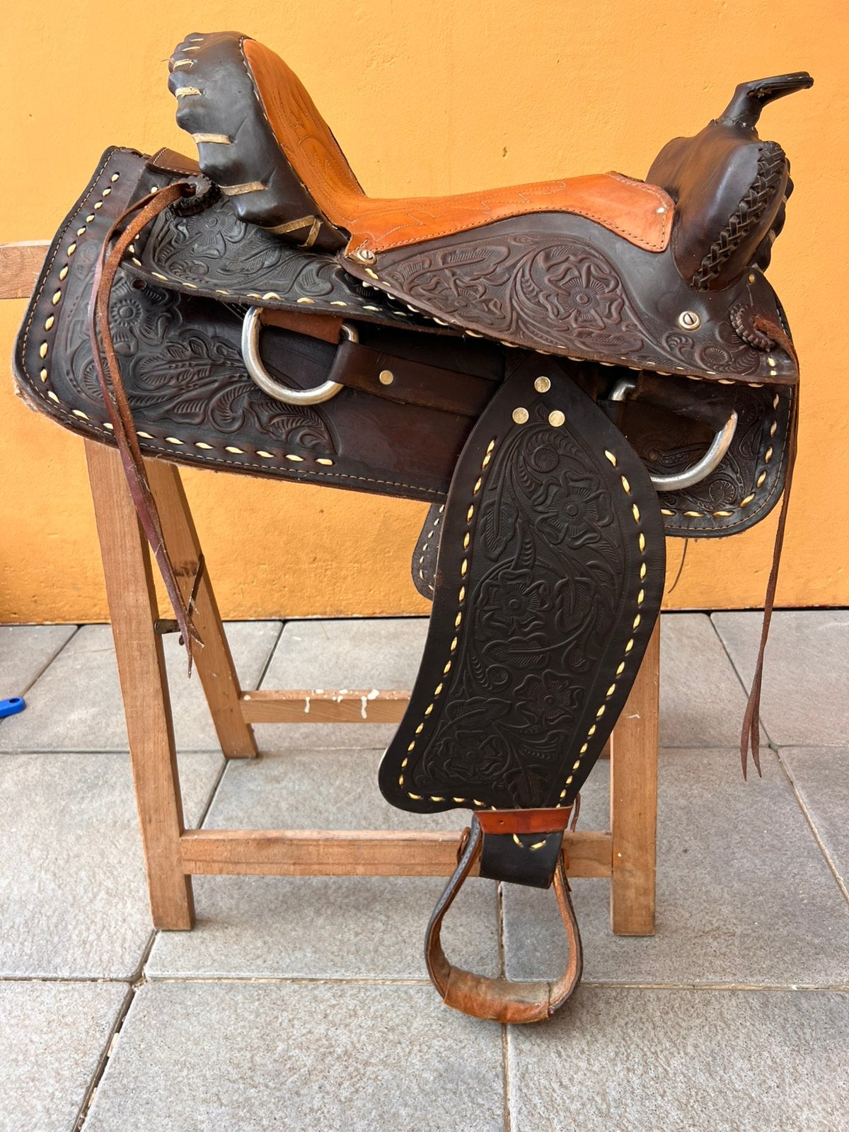 Selle western en cuir gravée – Très bel état, Animaux & Accessoires, Chevaux & Poneys | Selles, Étriers inclus, Comme neuf, Enlèvement