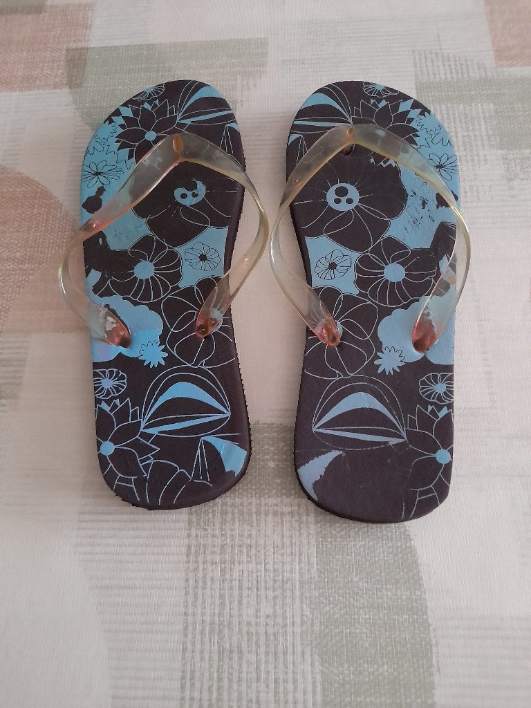 Teenslippers + pareo, Kleding | Dames, Badmode en Zwemkleding, Ophalen, Nieuw