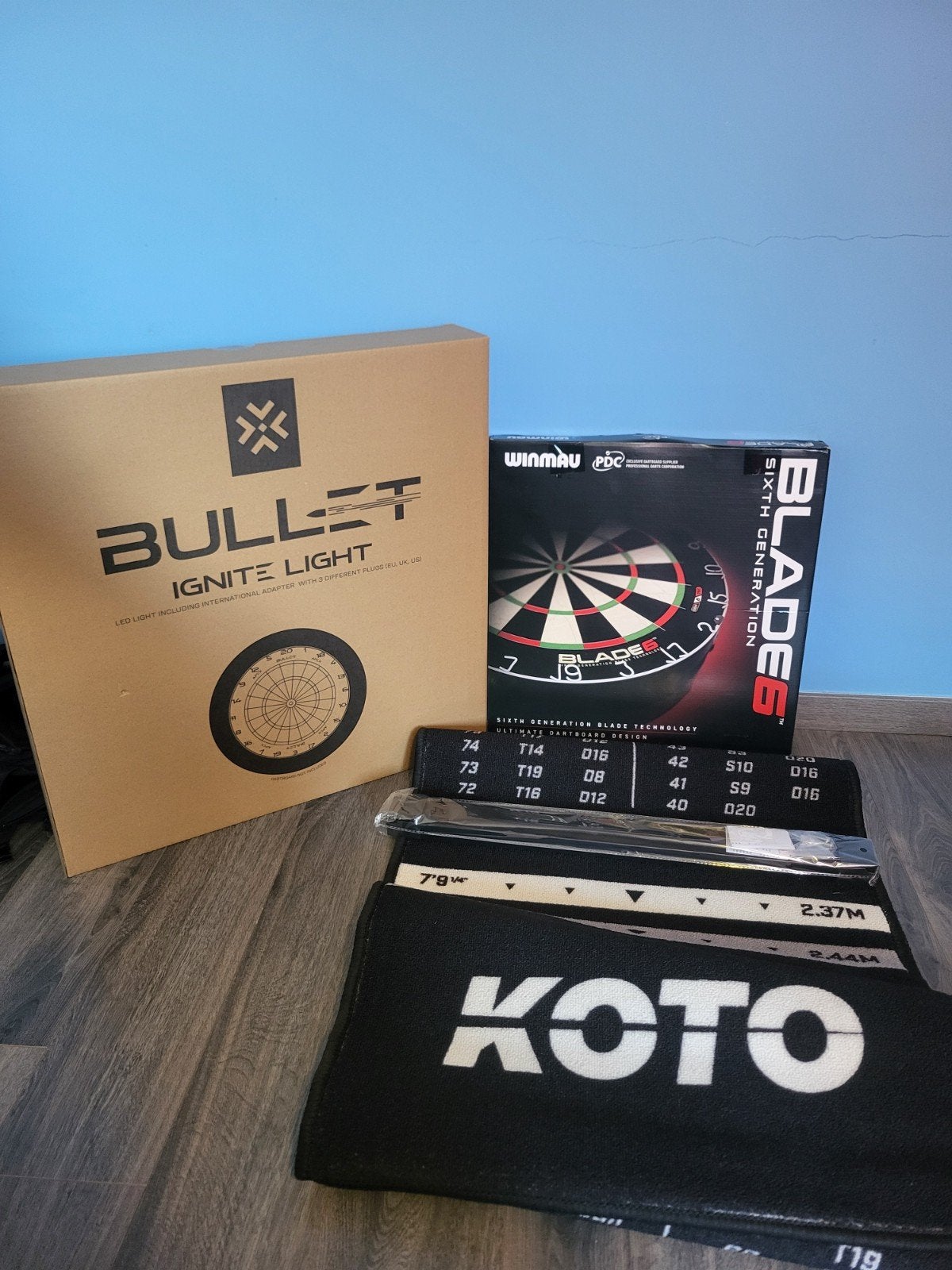 Dartbord set NIEUW - Winmau Blade 6 + verlichting + mat, Enlèvement, Neuf, Cible de fléchettes
