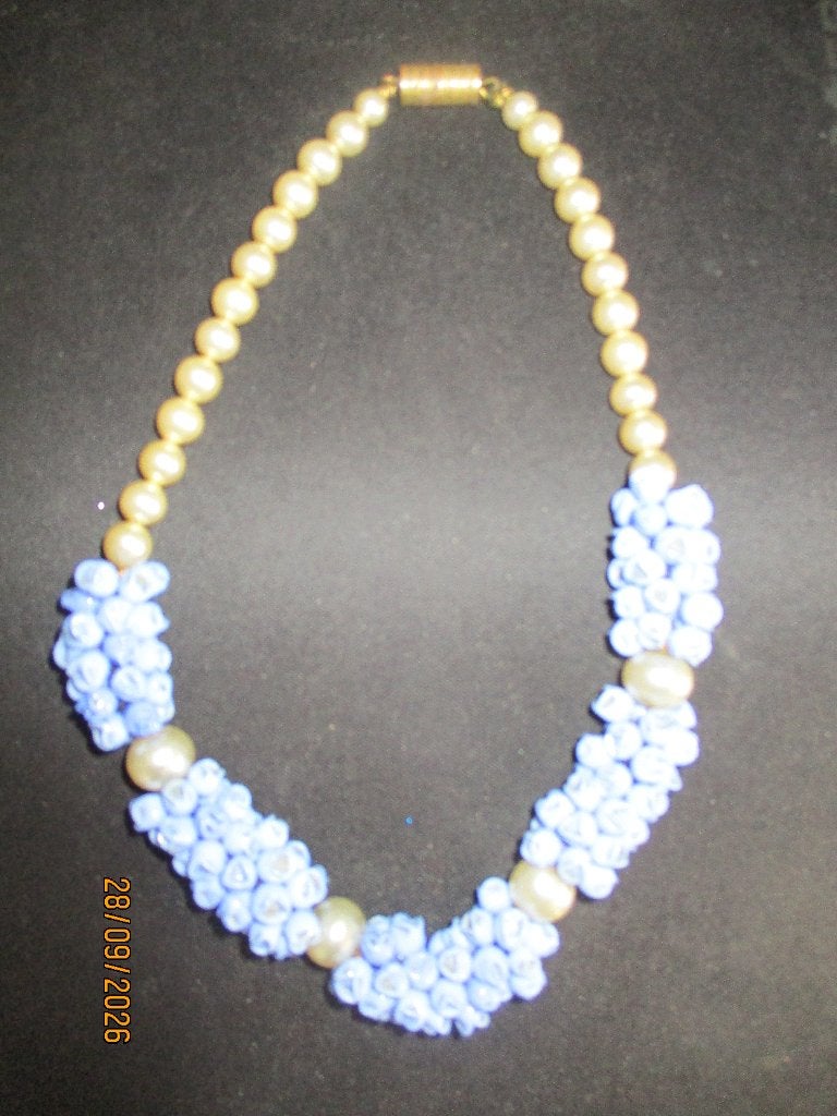 collier perles et fleurs en verre, Bijoux, Sacs & Beauté, Enlèvement ou Envoi, Autres matériaux, Collier, Doré