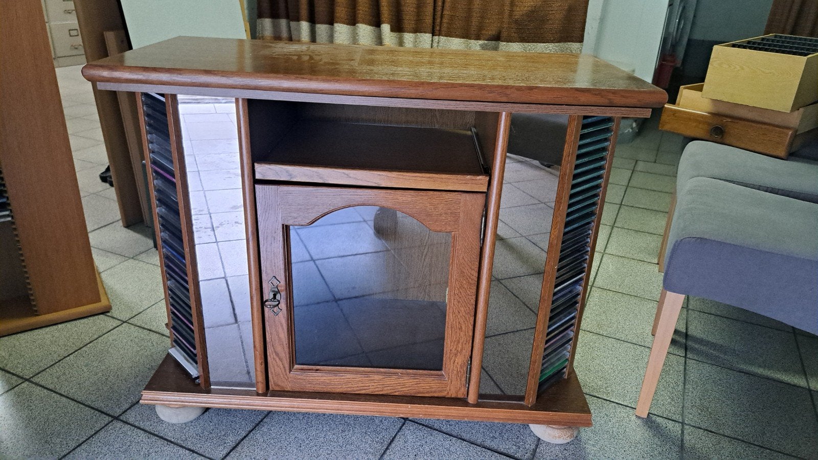 tv-kast met draaibaar tablet, Enlèvement