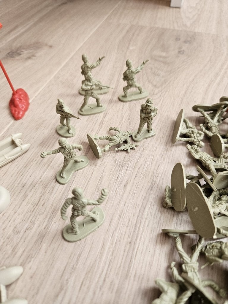 grote verzameling speelgoed-soldaatjes en militaire voertuig, Verzamelen, Ophalen, Zo goed als nieuw