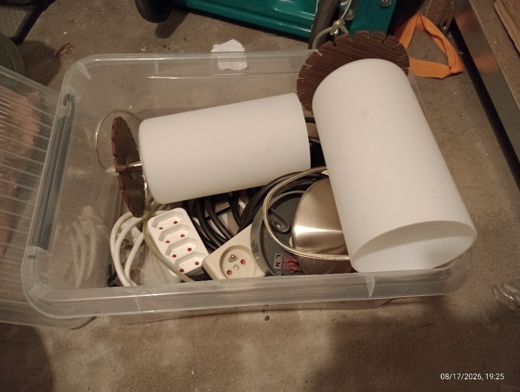 A DONNER lot électricité + 2 abat-jours, Enlèvement, Utilisé, Multicolore, Autres matériaux