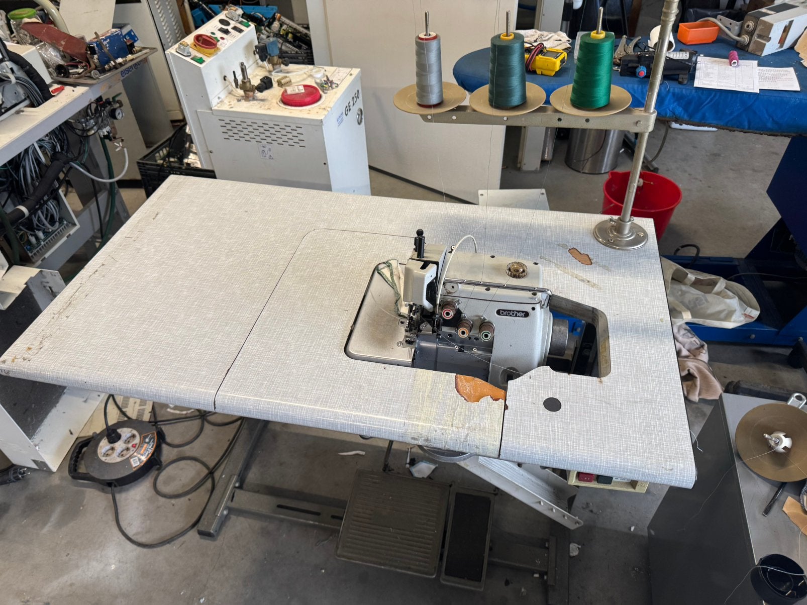 Industriele lockmachine overlock brother 3draads 220v, Gebruikt, Ophalen of Verzenden, Lockmachine, Industrieel