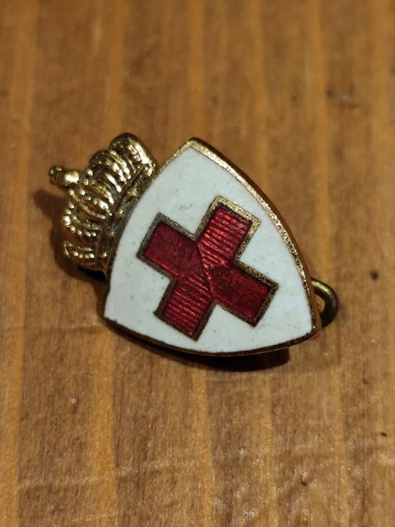 Geëmailleerde insigne — Gekroond Rode Kruis — Knoopsgatschil, Verzamelen, Militaria | Algemeen