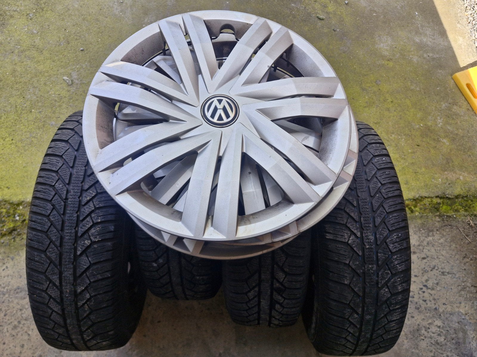 jantes 5x100 avec pneus hiver et enjoliveurs vw origine., Enlèvement