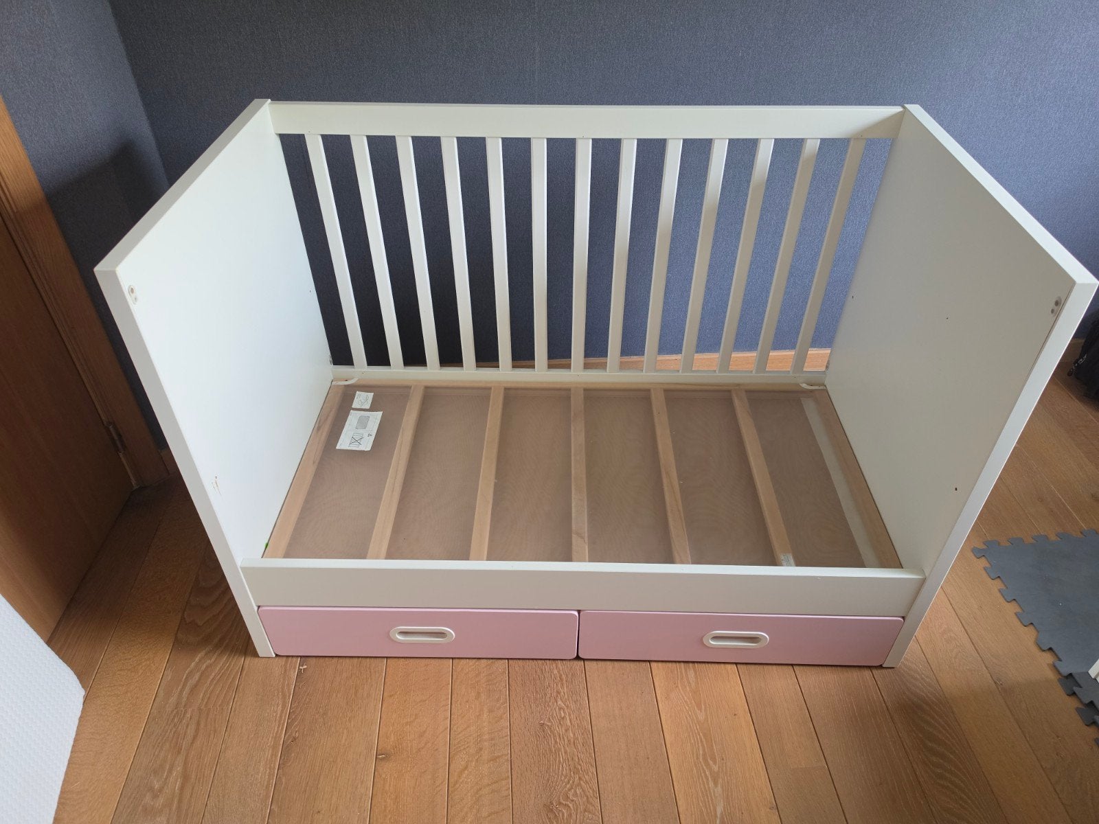 Compleet meegroeibed / babybedje IKEA met roze lades en matr, Ophalen, Gebruikt, Lattenbodem