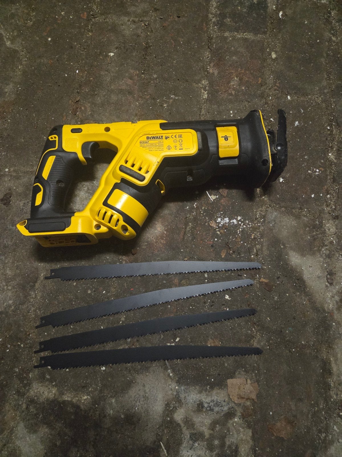 DeWALT DCS367 – Scie sabre + 4 lames – 130 €, Enlèvement, Scie sabre
