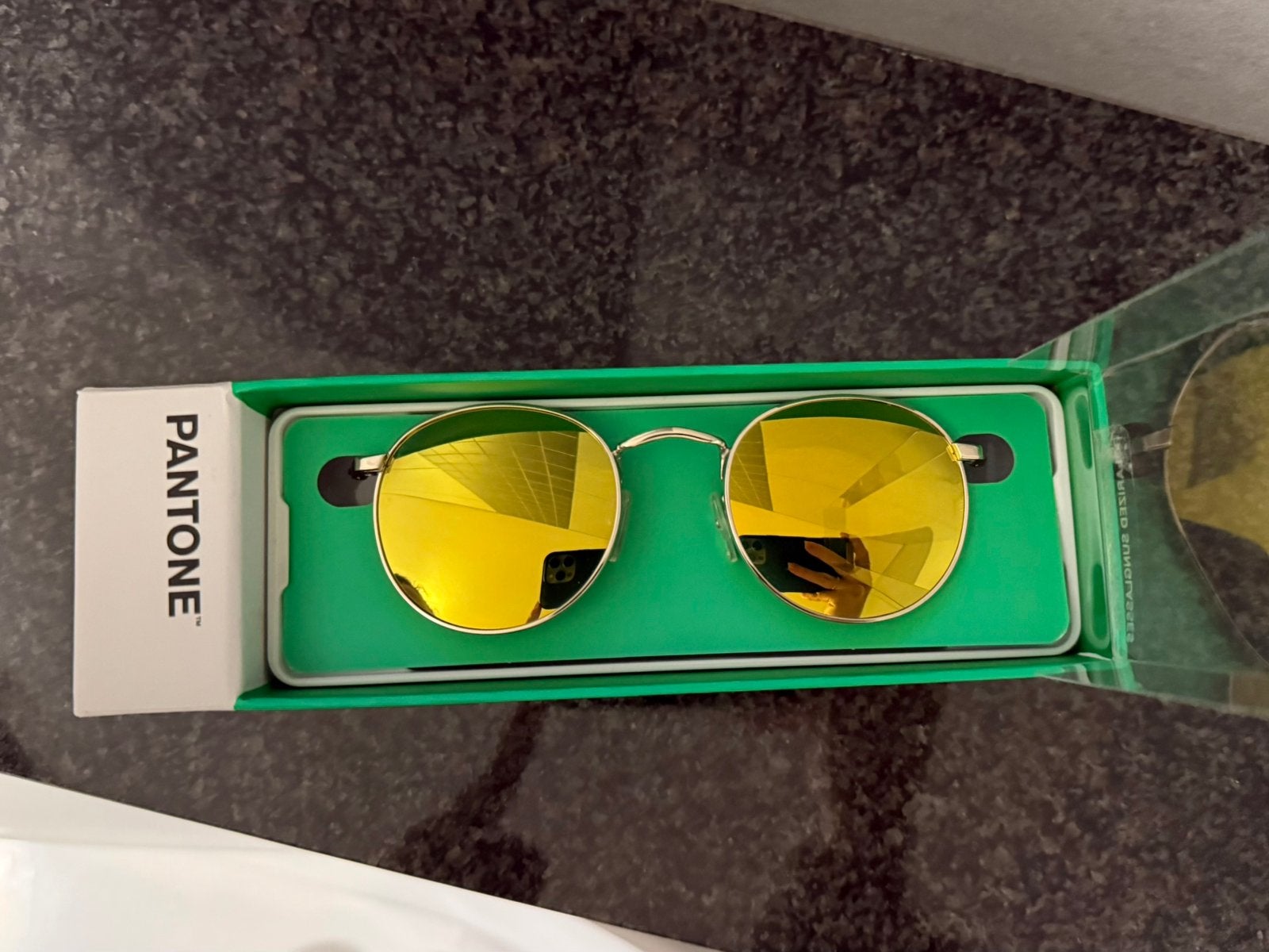 Lunettes de soleil Pantone - jaune-doré, Bijoux, Sacs & Beauté, Autres marques, Comme neuf, Lunettes de soleil, Jaune