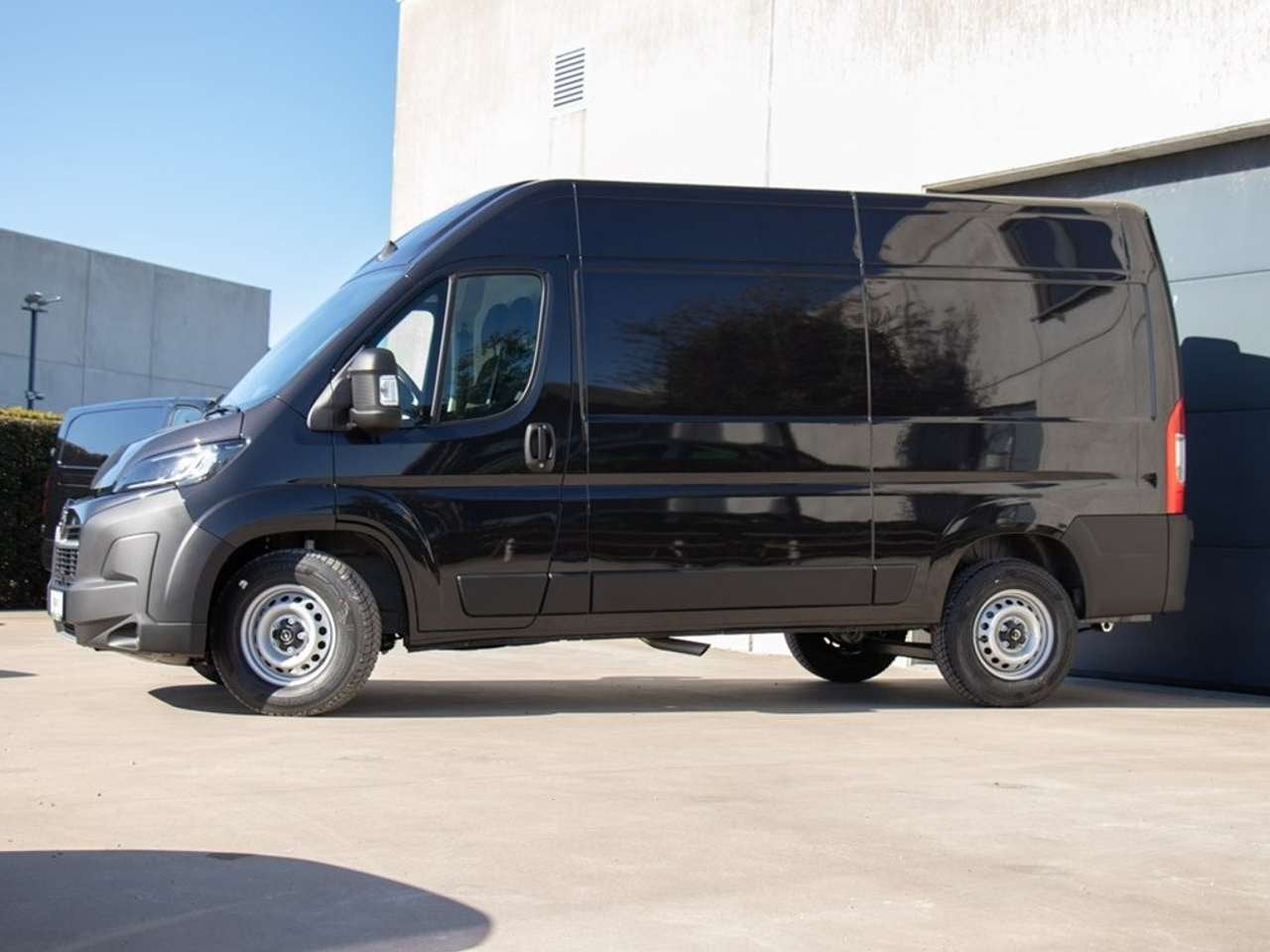 Opel Movano L2H2 |2.2 AT8 140PK|CAMERA|NAVI|TREKHAAK, Auto's, Zwart, 0 kg, Zwart, Bedrijf