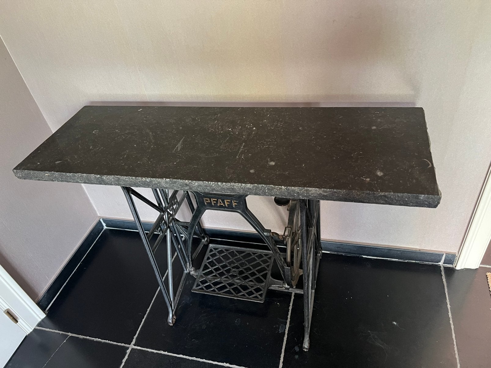 Leuke antieke voet van naaimachine pfaff met arduin blad .., Ophalen