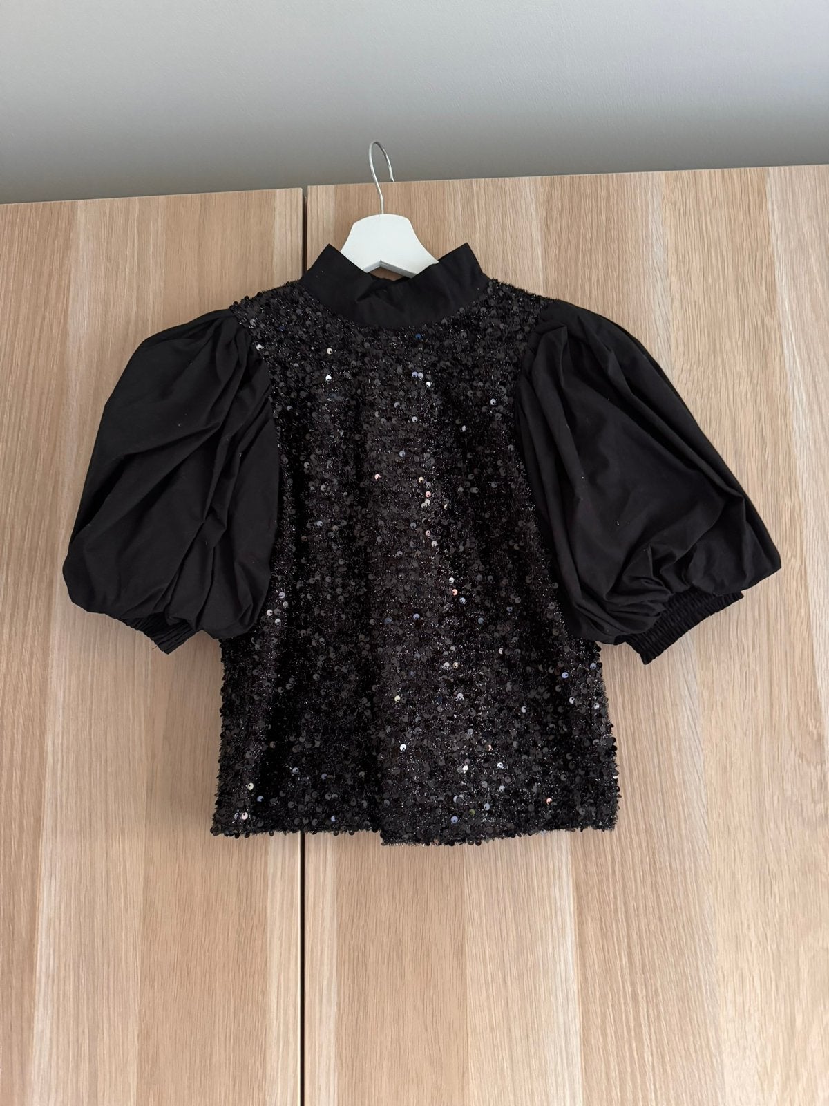Zwarte blouse met pofmouwen - YAS, Enlèvement ou Envoi, Comme neuf, Taille 34 (XS) ou plus petite, Noir