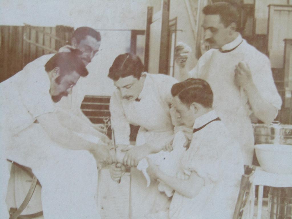 Ancienne photo d'une intervention chirurgical 1900, Collections, Enlèvement ou Envoi, Avant 1940, Photo, Comme neuf