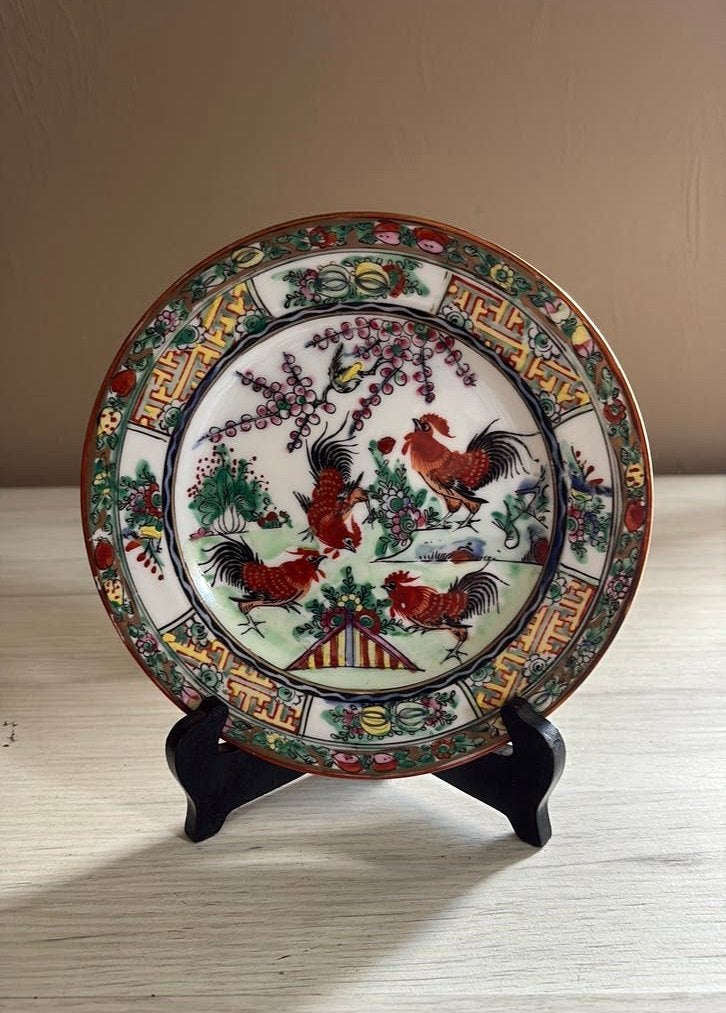 Belle assiette décorative chinoise avec coqs -Huanan Zhizao, Antiquités & Art, Enlèvement ou Envoi
