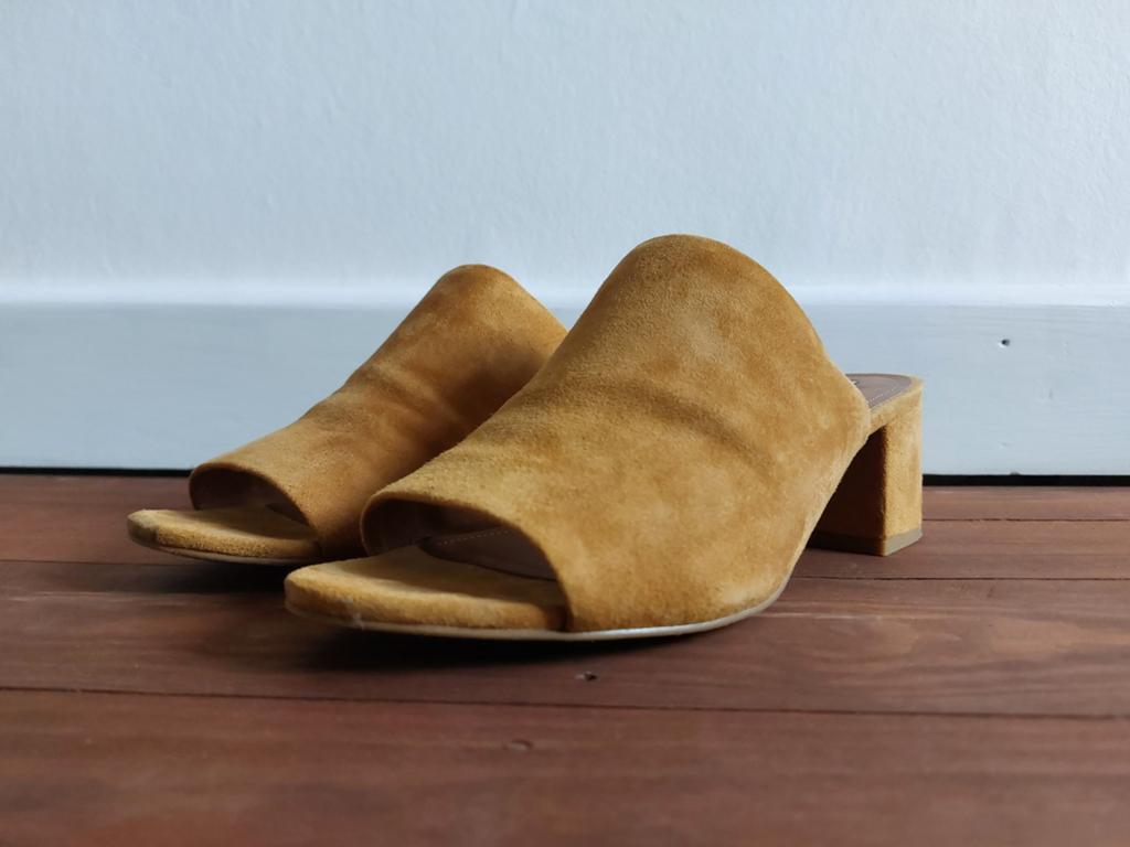 Gele suède muiltjes (maat 40), Kleding | Dames, Geel, & Other Stories, Gedragen, Sandalen of Muiltjes