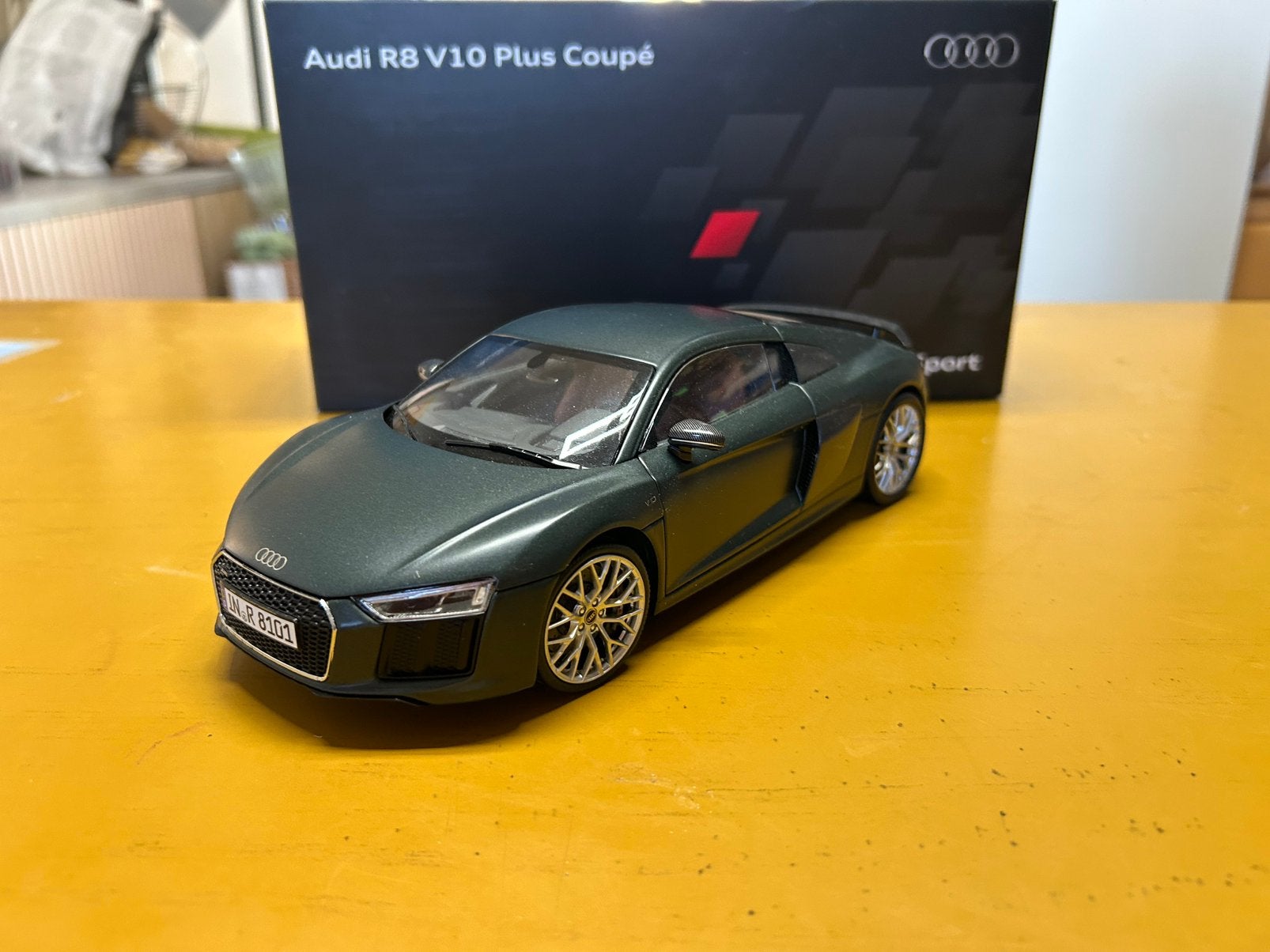 Audi r8, Enlèvement, Comme neuf