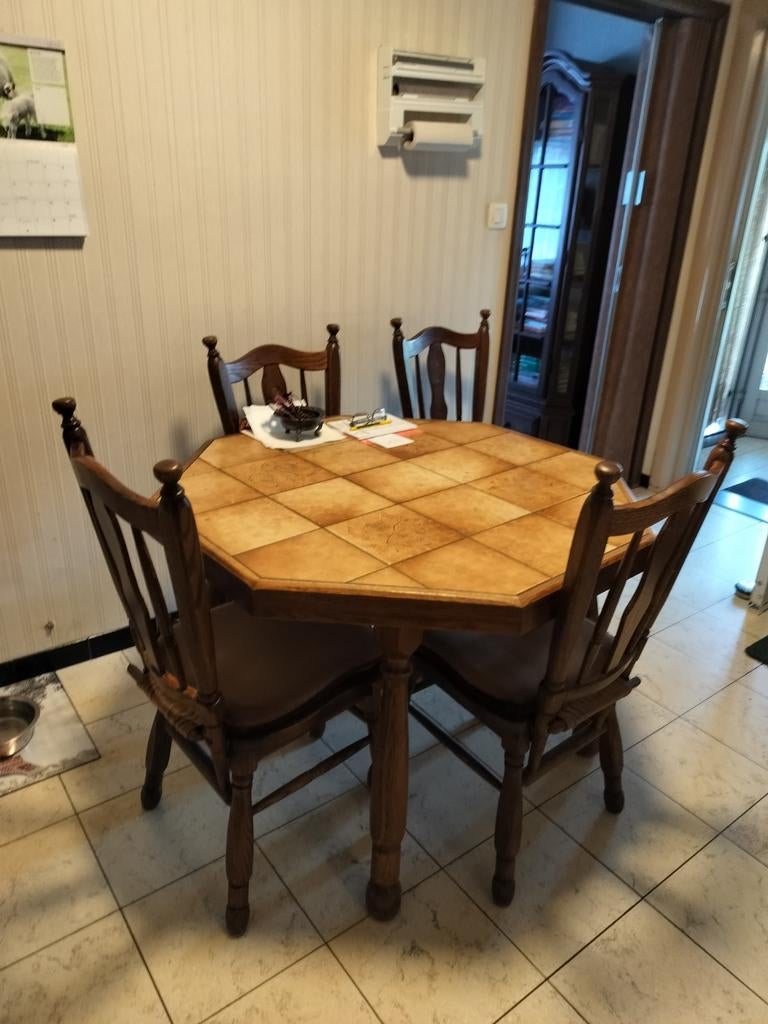 Keukentafel en boekenkast te koop wegens verhuis, Huis en Inrichting, Ophalen