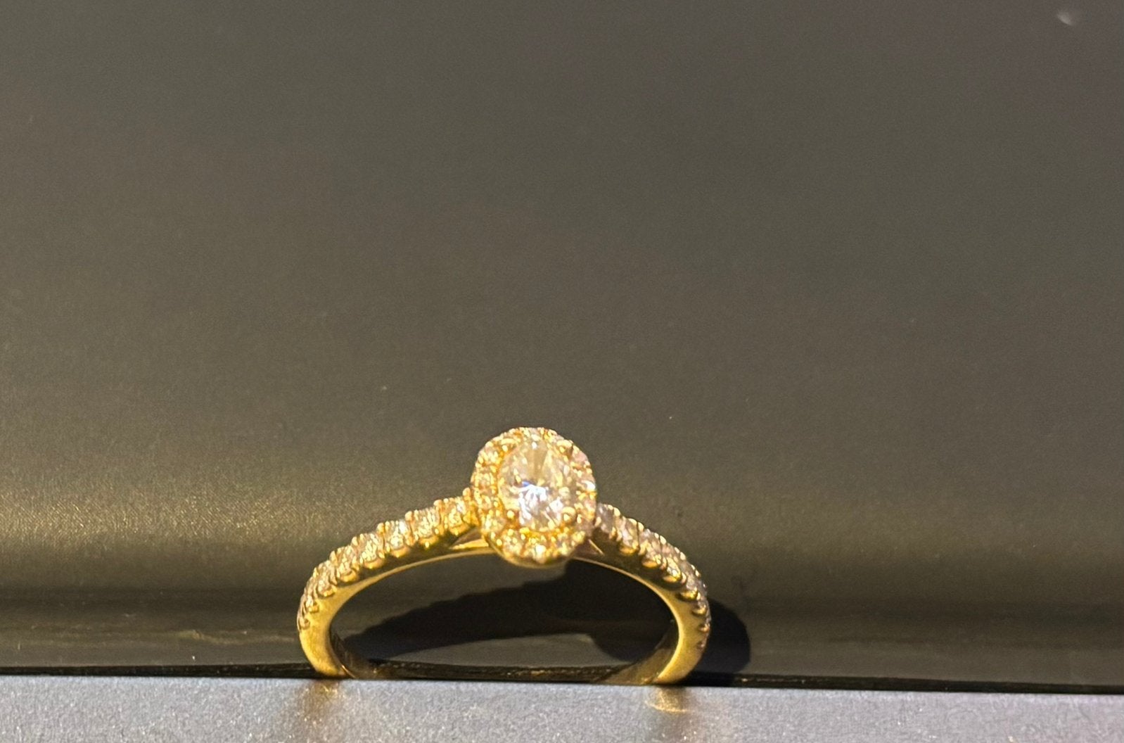 18 kt geelgouden ring met 0,57 ct diamant + certificaat, Handtassen en Accessoires, Ringen, Ophalen, Geel, Zo goed als nieuw, Met edelsteen