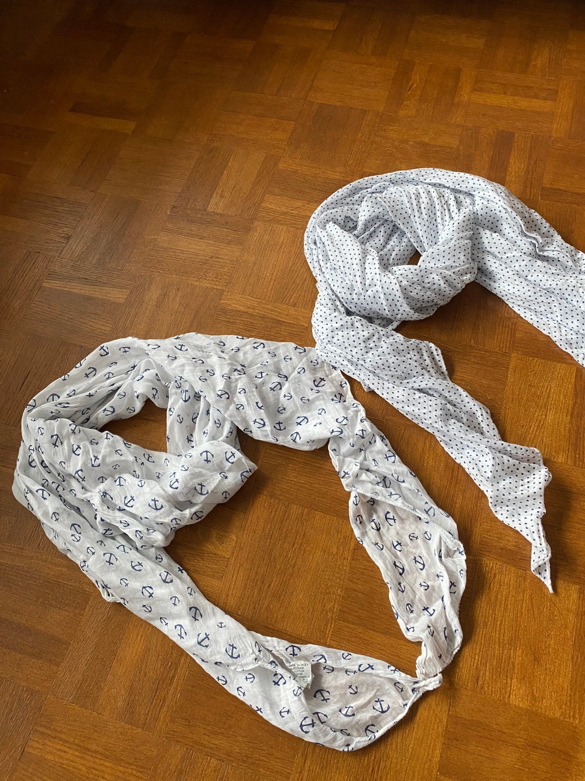 Deux Foulards blanc et marine en coton., Enlèvement ou Envoi, Comme neuf, Pashmina
