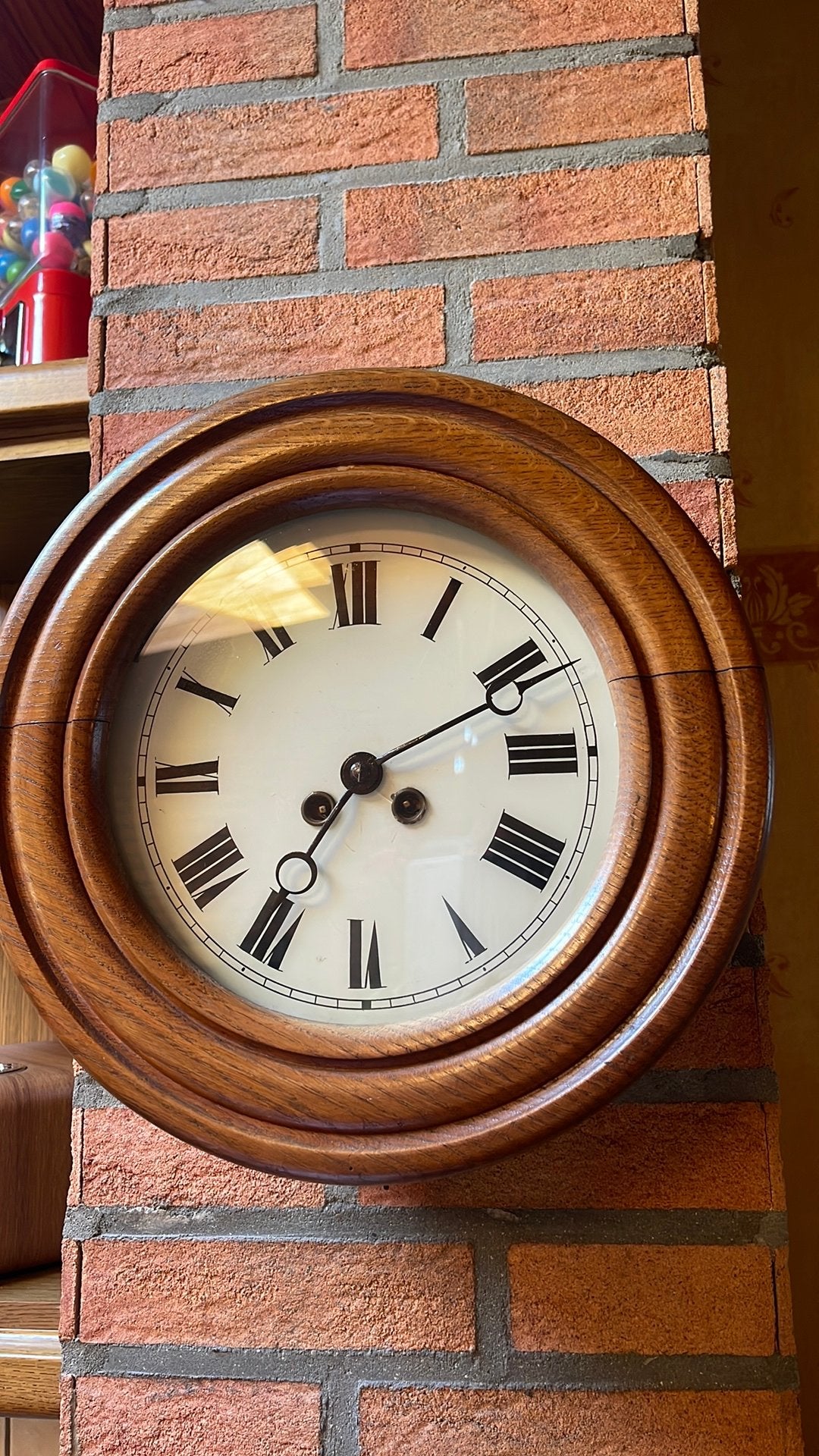 Heel oude uurwerk voor aan de muur, Ophalen