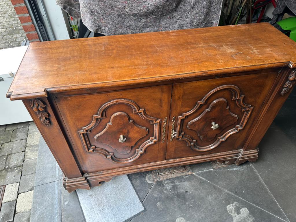 Buffet ancien style Regence Wallon. -  bois massif sculpté, Antiquités & Art, Antiquités | Meubles | Chaises & Canapés, Enlèvement
