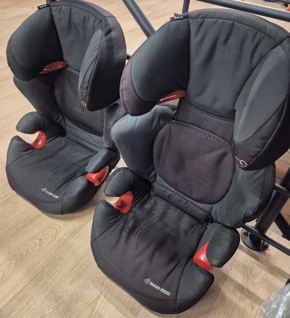 2 Maxi-Cosi autostoelen, Ophalen, Autogordel, 15 t/m 36 kg, Zo goed als nieuw
