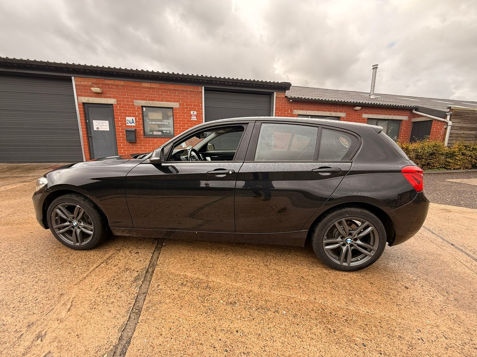 BMW SÉRIE 1 118i ✅ CarPlay, Autos, Achat, 1280 kg, Euro 6, Entreprise
