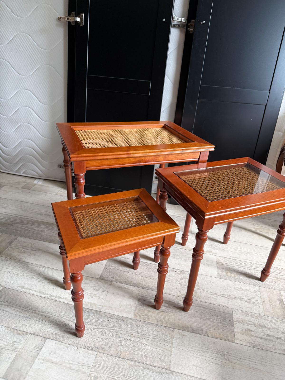 Drie houten tafels met rotan bladen, glazen bovenbladen., Antiek en Kunst, Ophalen
