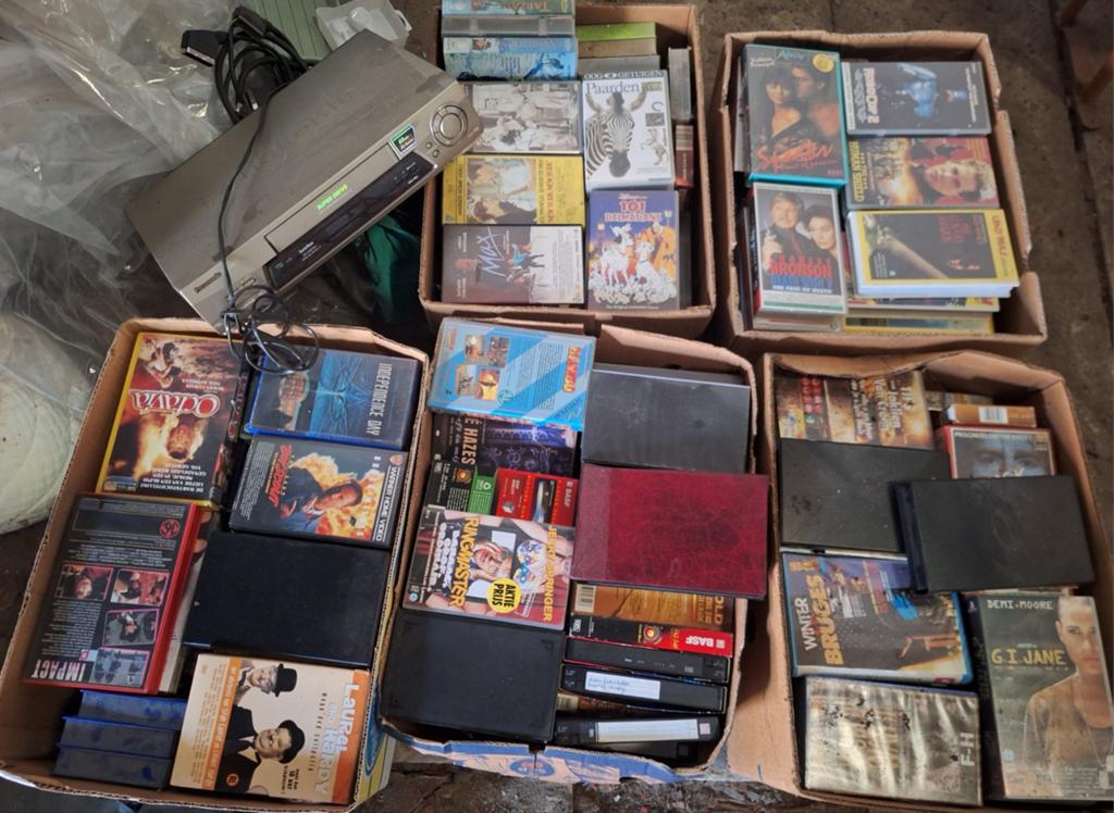 Groot lot van 8 dozen VHS cassettes, Ophalen
