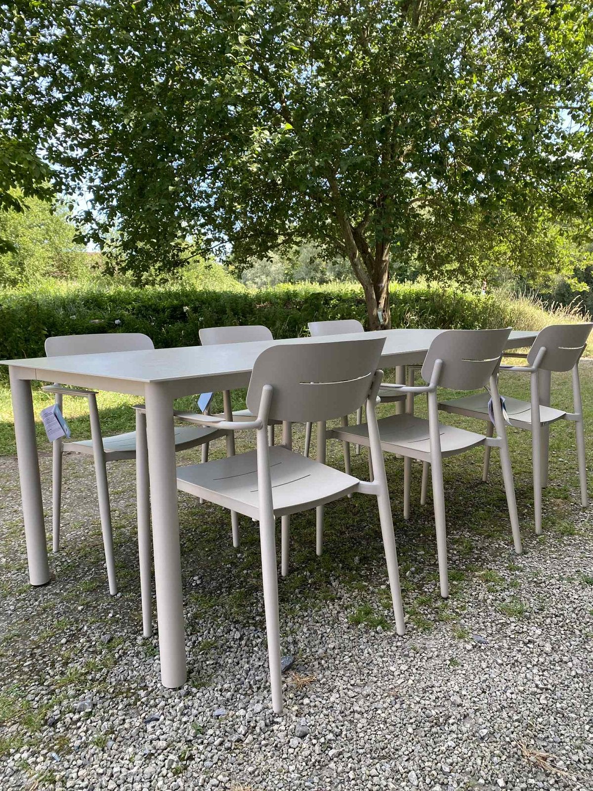 Complete beige tuinset tafel met bijhorende stapelstoelen, Tuin en Terras, Ophalen, Zo goed als nieuw