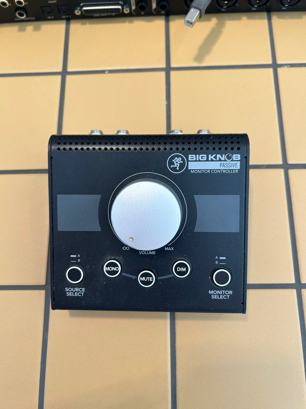 Mackie big knob, Muziek en Instrumenten, Ophalen, Zo goed als nieuw