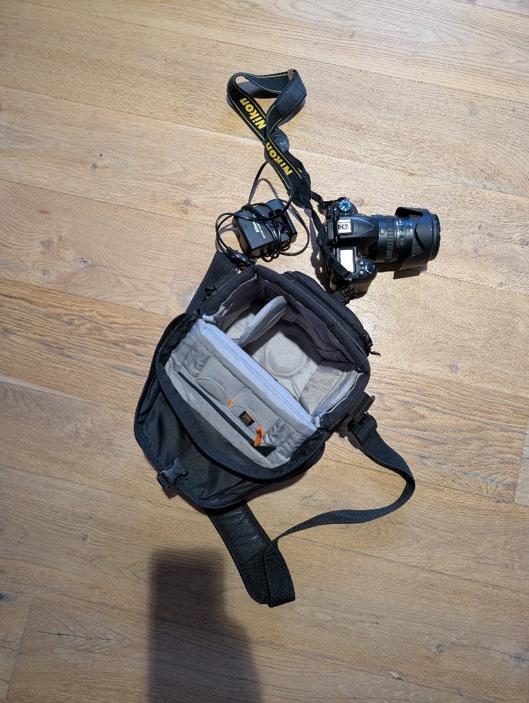 Nikon D7000 + AF-S DX 18-200mm VR II + tassen en lader, Enlèvement, Utilisé, Nikon, Reflex miroir