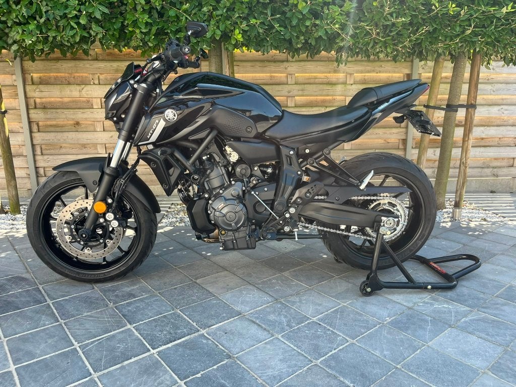 Yamaha MT-07 **2500km** tech black**akrapovic lijn**5/2024**, Motoren, 2 cilinders, Motorrijbewijs A, Meer dan 35 kW, 689 cc