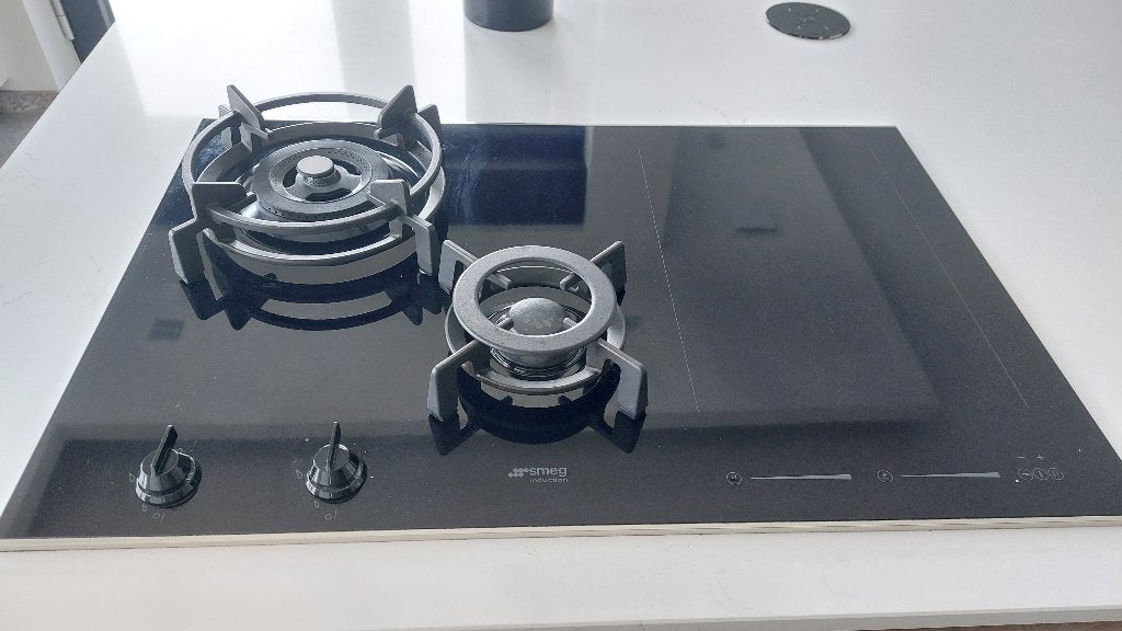 TAQUE DE CUISSON AU GAZ ET A INDUCTION, Electroménager, Tables de cuisson, Comme neuf, Encastré, 5 zones de cuisson ou plus, Classe énergétique A ou plus économe