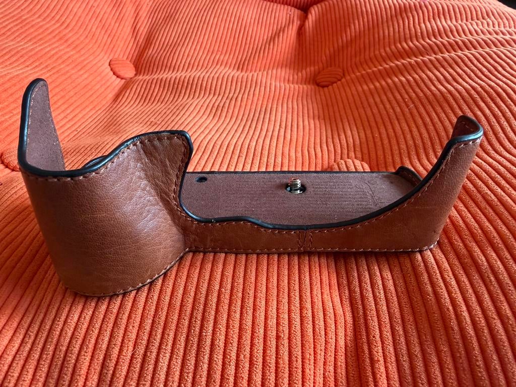 Leren handgemaakte halfcase met handstrap voor Fuji GFX 100s, Enlèvement ou Envoi, Comme neuf