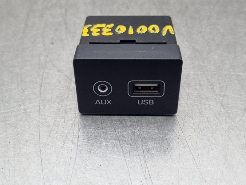 AUX/USB POORT Hyundai Tucson (TL) (|96120D3500|), Hyundai Motor Deutschland GmbH, Gebruikt, Kaiserleipromenade 5
63067  Offenbach am Main, DE