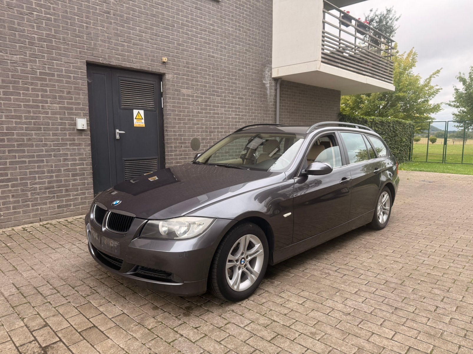 BMW 320i, Autos, Cuir, Argent ou Gris, Achat, Boîte manuelle