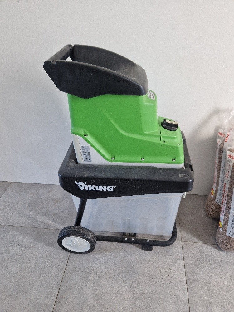 ELEKTRISCHE VERSNIPPERAAR VAN HET MERK VIKING MODEL GE140L, Ophalen, Viking, Zo goed als nieuw, Met opvangzak