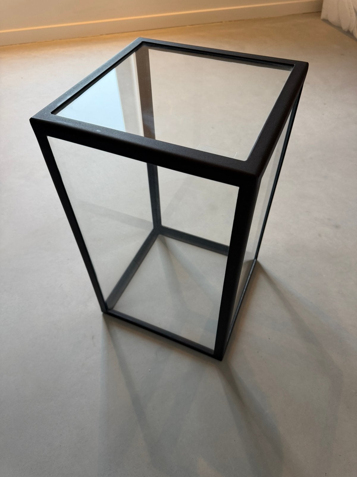 Initials by Haans Display Pillar L – design display / stolp, Huis en Inrichting, Ophalen, Nieuw