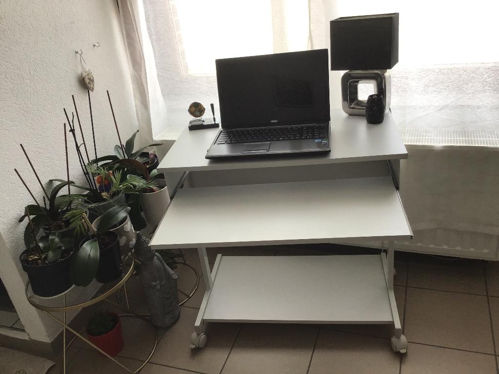 Zeer praktisch bijzetbureau met wielen, Huis en Inrichting, Ophalen, Gebruikt